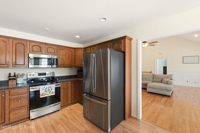 200 E Woodlake Cir, Mt Washington, KY 40047