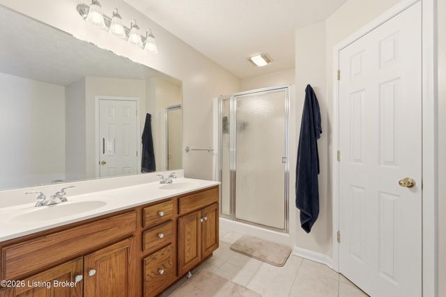 200 E Woodlake Cir, Mt Washington, KY 40047