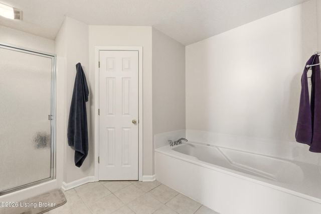 200 E Woodlake Cir, Mt Washington, KY 40047