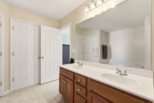 200 E Woodlake Cir, Mt Washington, KY 40047