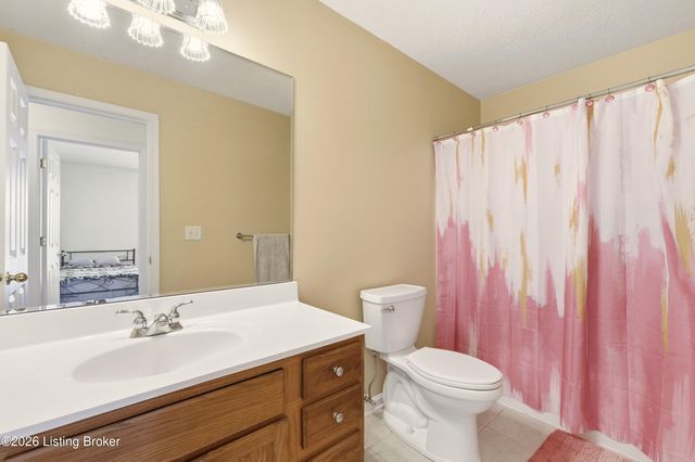 200 E Woodlake Cir, Mt Washington, KY 40047