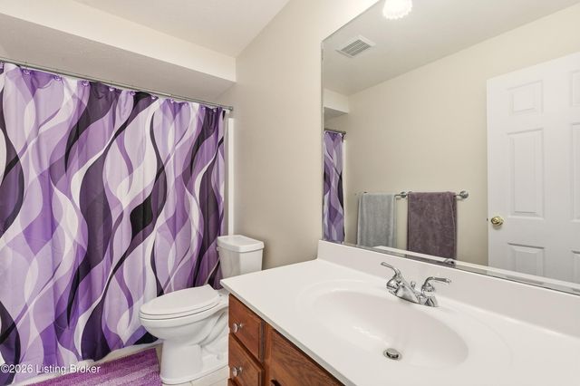 200 E Woodlake Cir, Mt Washington, KY 40047