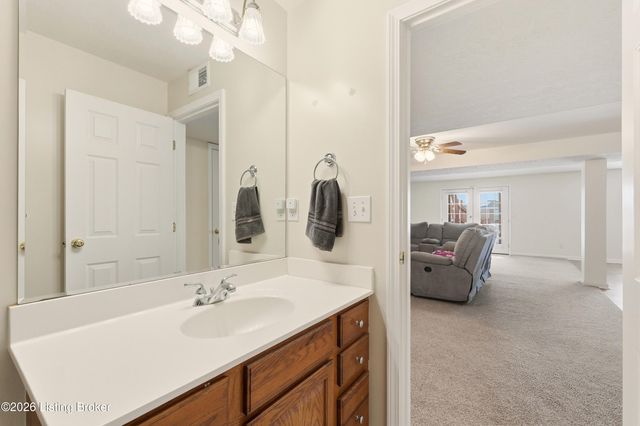 200 E Woodlake Cir, Mt Washington, KY 40047