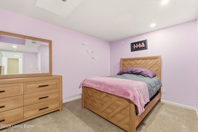 200 E Woodlake Cir, Mt Washington, KY 40047