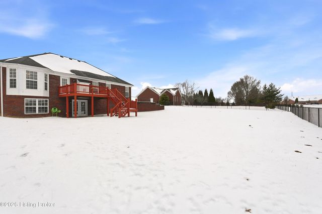 200 E Woodlake Cir, Mt Washington, KY 40047