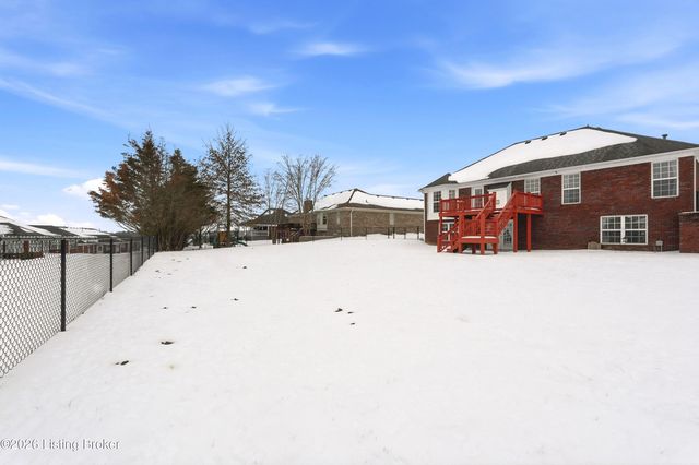 200 E Woodlake Cir, Mt Washington, KY 40047