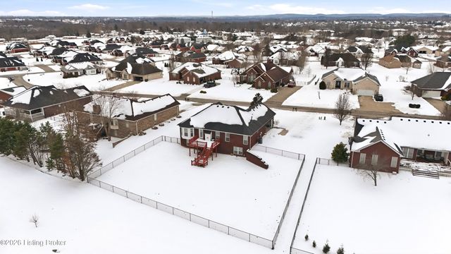 200 E Woodlake Cir, Mt Washington, KY 40047