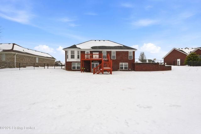 200 E Woodlake Cir, Mt Washington, KY 40047