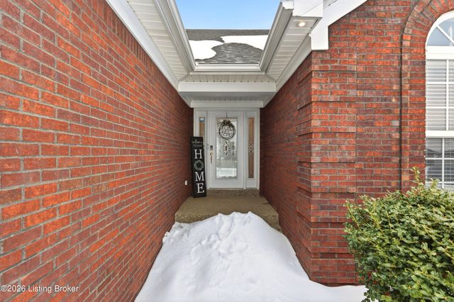 200 E Woodlake Cir, Mt Washington, KY 40047