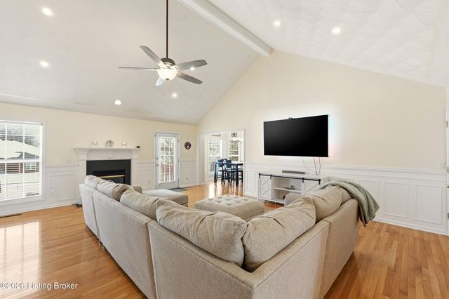 200 E Woodlake Cir, Mt Washington, KY 40047