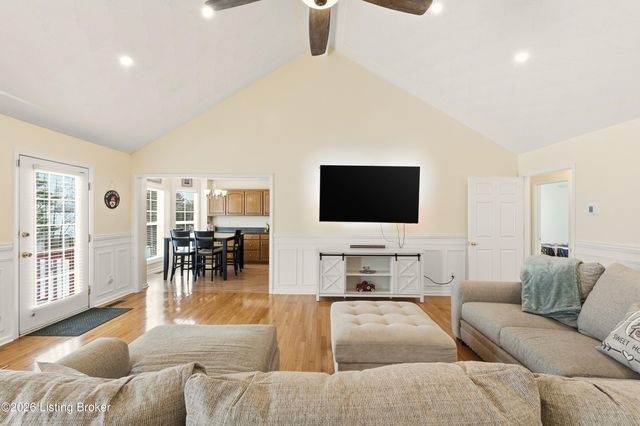 200 E Woodlake Cir, Mt Washington, KY 40047