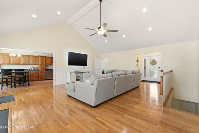 200 E Woodlake Cir, Mt Washington, KY 40047