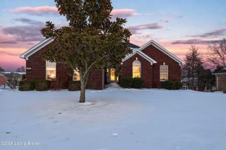 200 E Woodlake Cir, Mt Washington, KY 40047