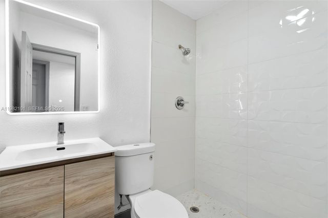 775 NW 96th St B, Miami, FL 33150