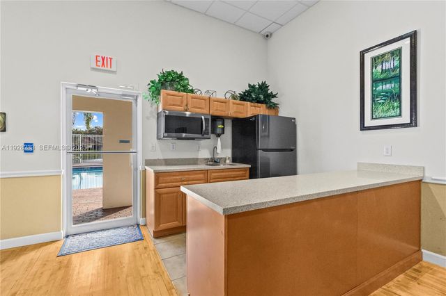 7464 S Pinewalk Dr S 81-18, Margate, FL 33063