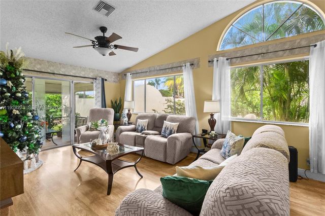 7464 S Pinewalk Dr S 81-18, Margate, FL 33063