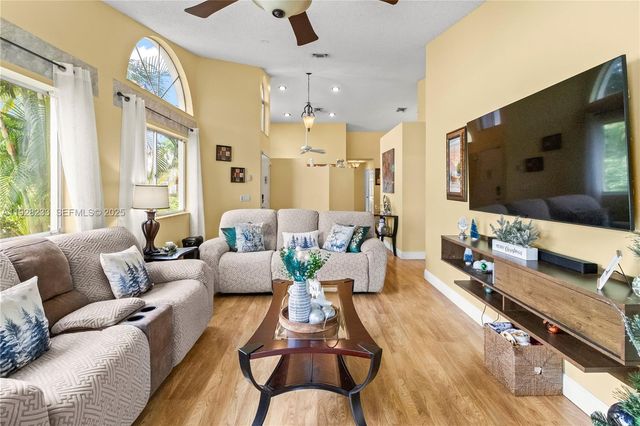 7464 S Pinewalk Dr S 81-18, Margate, FL 33063