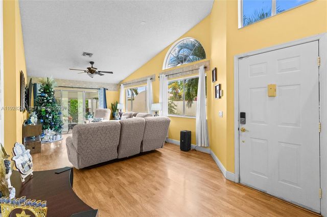 7464 S Pinewalk Dr S 81-18, Margate, FL 33063