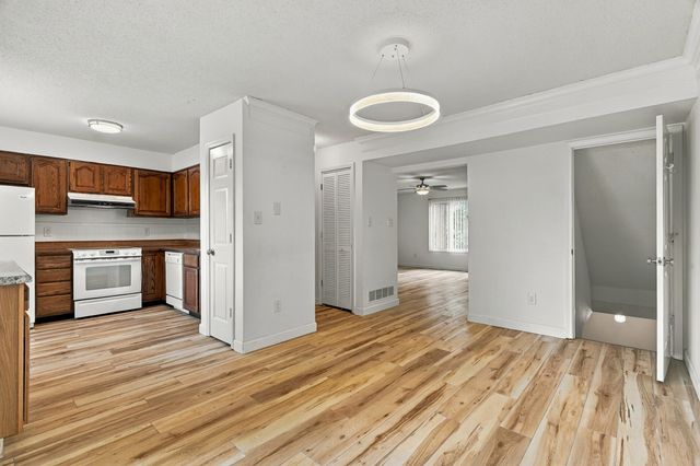 104 E GREEN MEADOWS RD 22, Columbia, MO 65203