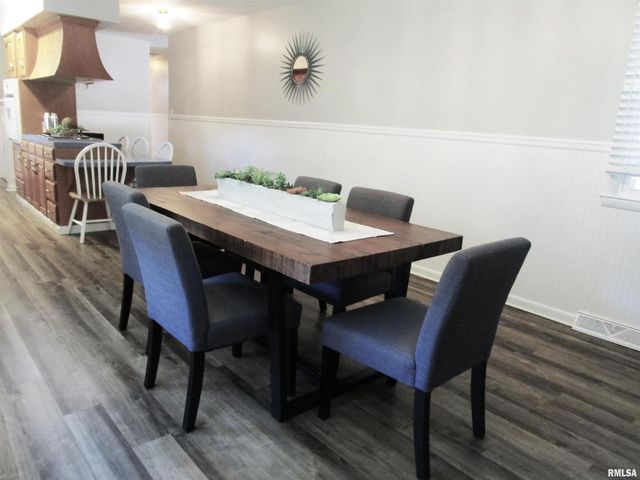 304 APRIL Avenue, Carmi, IL 62821