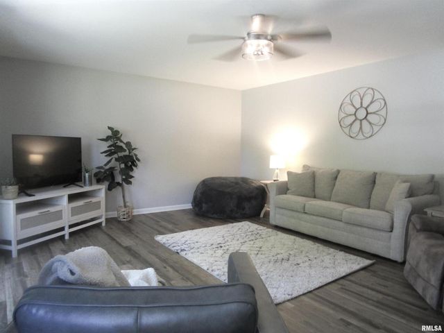 304 APRIL Avenue, Carmi, IL 62821