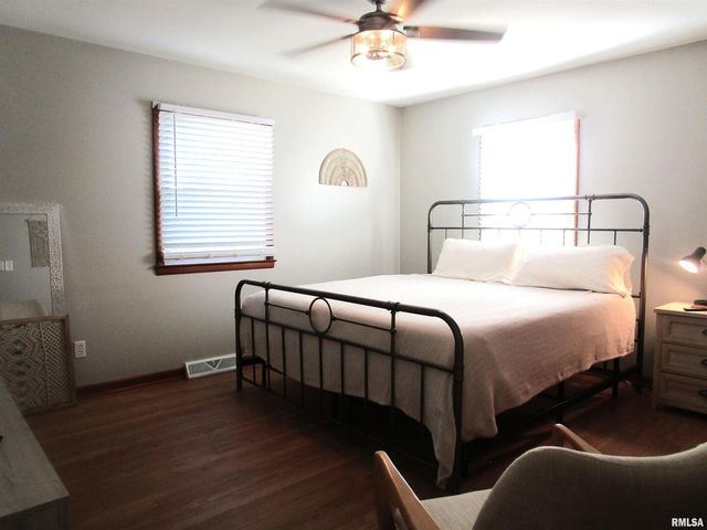 304 APRIL Avenue, Carmi, IL 62821