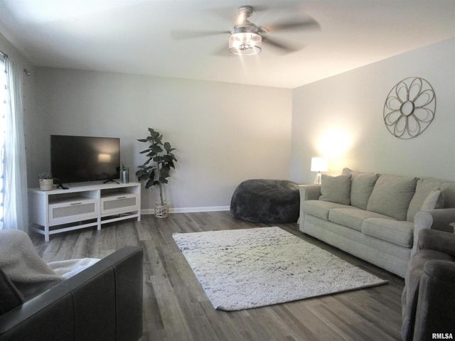 304 APRIL Avenue, Carmi, IL 62821