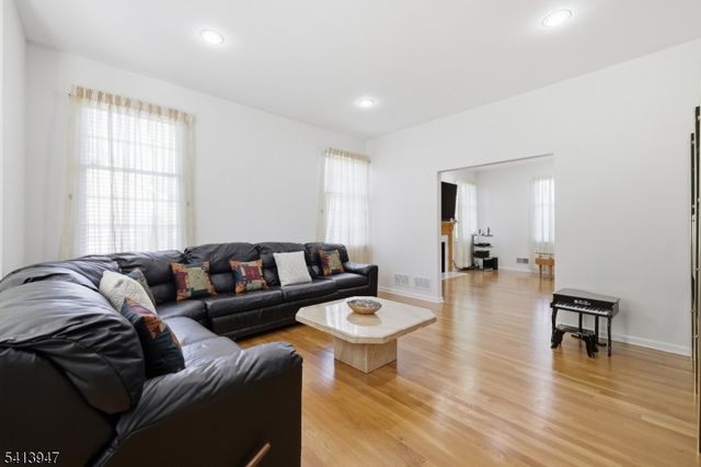 31 Phillip Dr, Parsippany-troy Hills Twp., NJ 07054