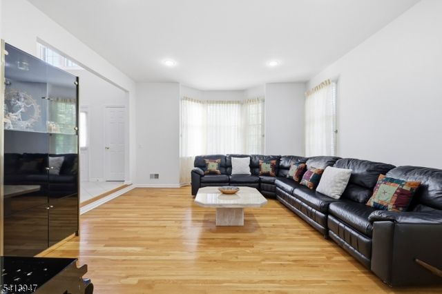 31 Phillip Dr, Parsippany-troy Hills Twp., NJ 07054