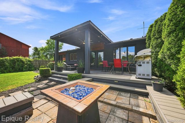 26925 S River Road, Harrison Charter Township, MI 48045