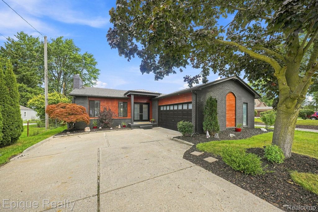 26925 S River Road, Harrison Charter Township, MI 48045