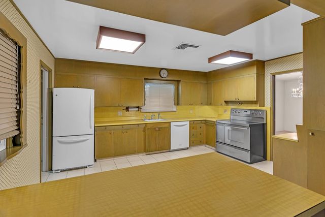 157 N Park Drive, Madera, CA 93637