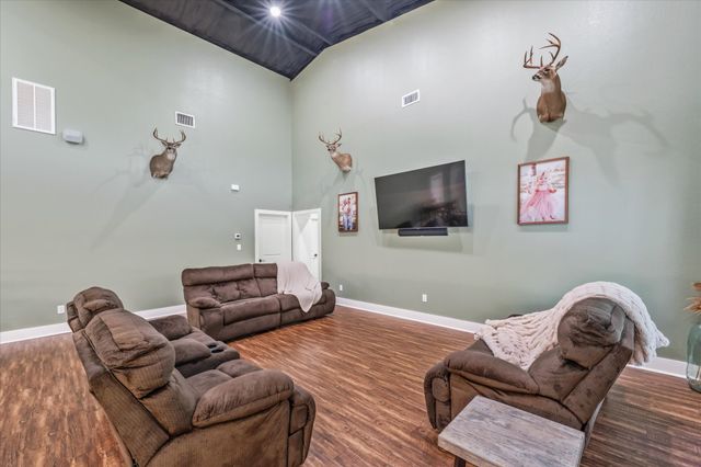 1000 W Main Street, Chandler, TX 75758