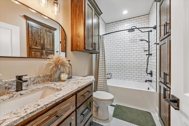 1000 W Main Street, Chandler, TX 75758