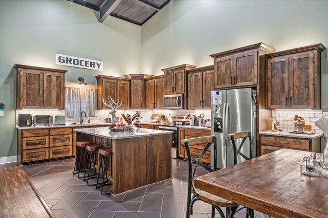 1000 W Main Street, Chandler, TX 75758