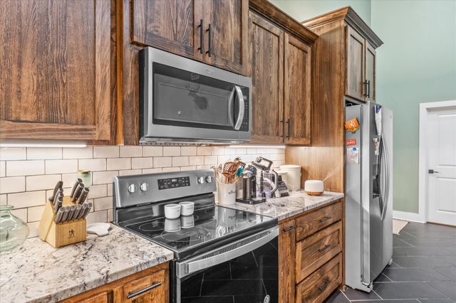 1000 W Main Street, Chandler, TX 75758