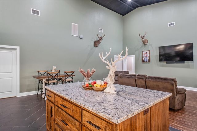 1000 W Main Street, Chandler, TX 75758