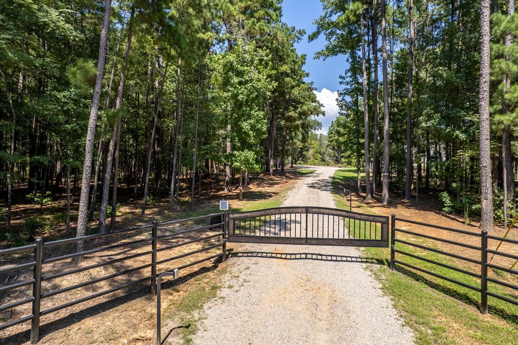 1000 W Main Street, Chandler, TX 75758