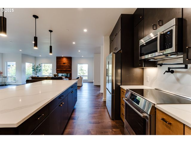 2240 W 25TH Pl, Eugene, OR 97405