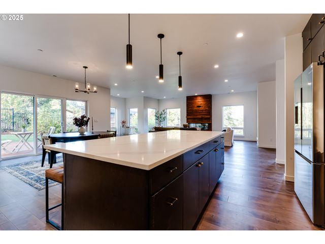 2240 W 25TH Pl, Eugene, OR 97405