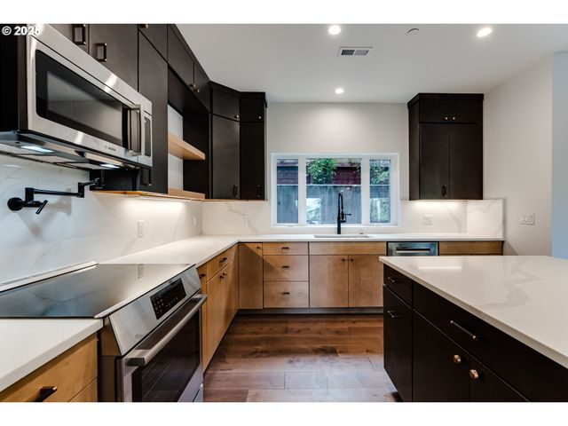 2240 W 25TH Pl, Eugene, OR 97405