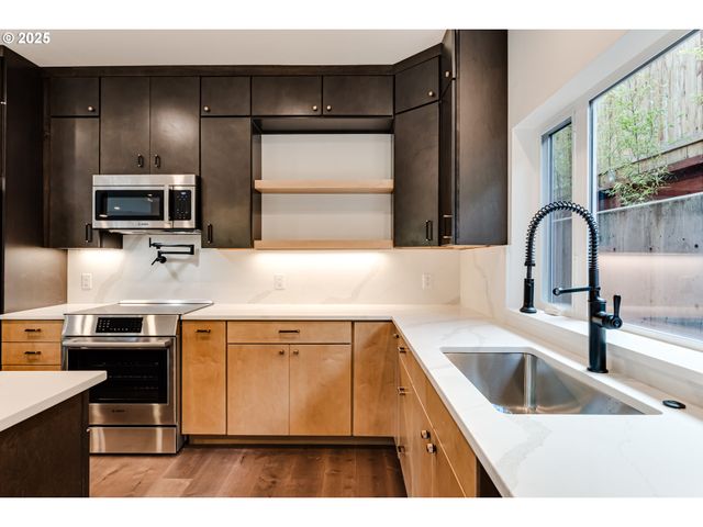 2240 W 25TH Pl, Eugene, OR 97405