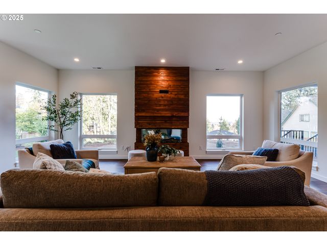 2240 W 25TH Pl, Eugene, OR 97405