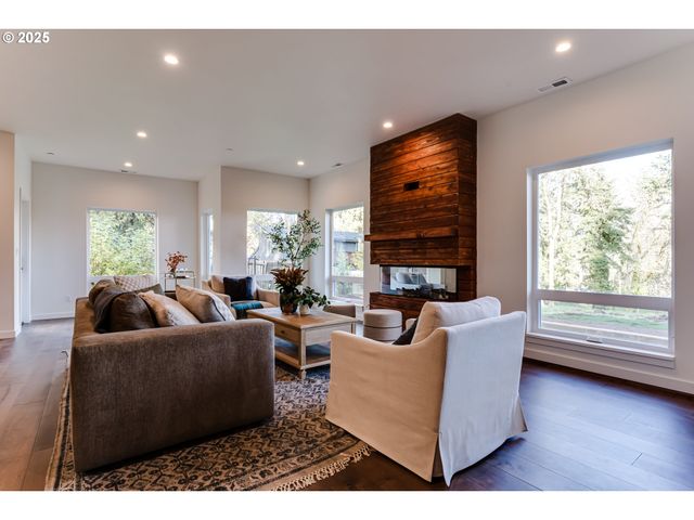 2240 W 25TH Pl, Eugene, OR 97405