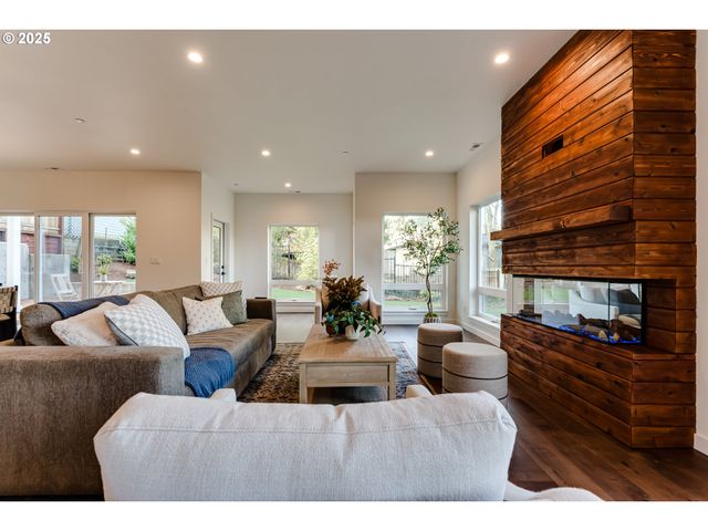 2240 W 25TH Pl, Eugene, OR 97405