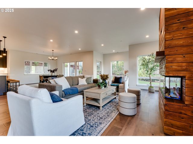 2240 W 25TH Pl, Eugene, OR 97405