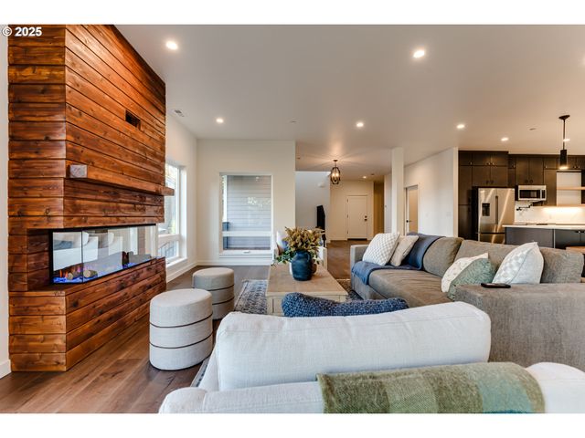 2240 W 25TH Pl, Eugene, OR 97405