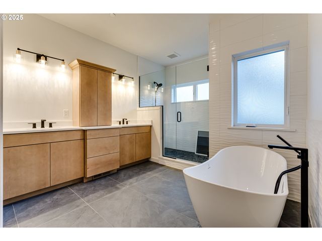 2240 W 25TH Pl, Eugene, OR 97405