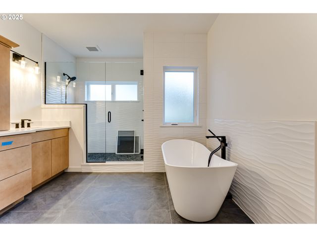 2240 W 25TH Pl, Eugene, OR 97405