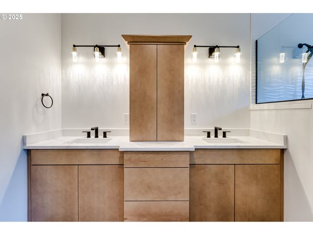 2240 W 25TH Pl, Eugene, OR 97405